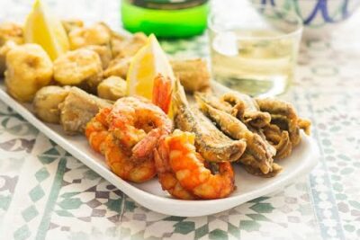 Descubre el secreto del éxito culinario en Andalucía: ¿Con qué harina se fríe el pescado?
