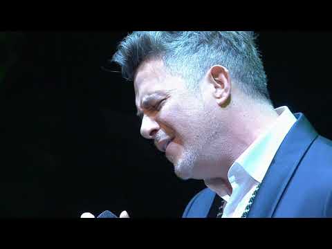 Alejandro Sanz emociona cantando himno de Andalucía en concierto