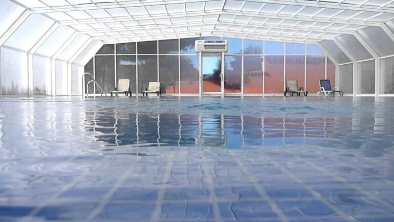 Disfruta del invierno en un camping con piscina climatizada en Andalucía.